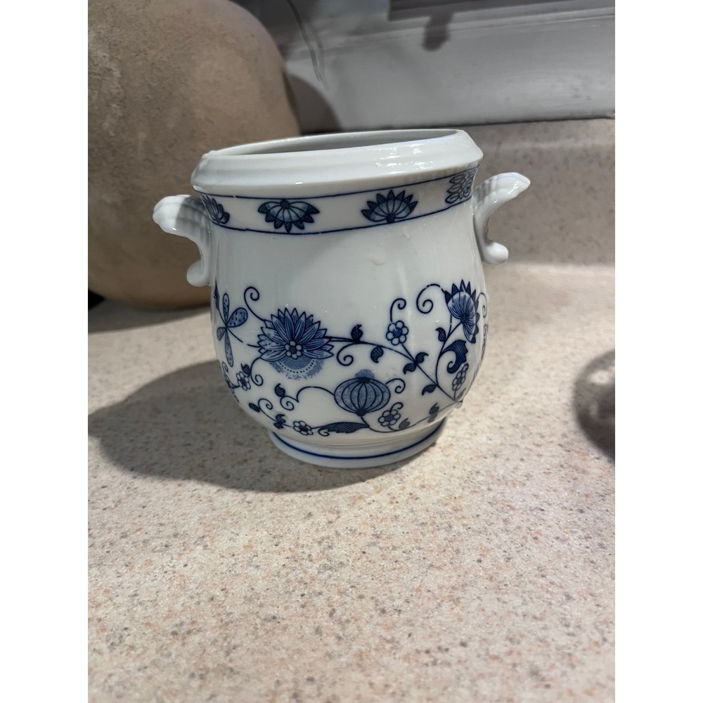 vintage Vienna Woods fine china sugar bowl, decorated in the classic "Blue Onio